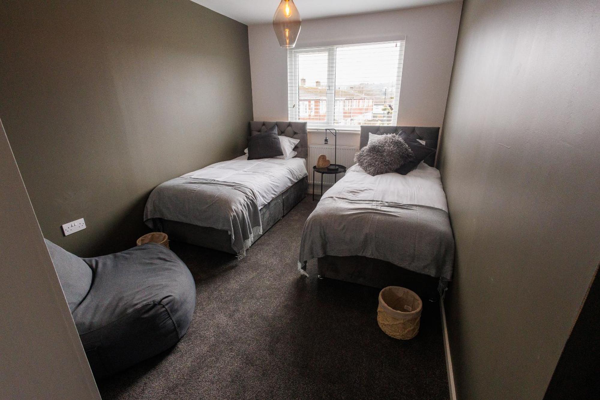 Uber Stylish 3 Bedroom Home Off Road Parking Near Town Centre And Bike Park Wales Merthyr Tydfil Ngoại thất bức ảnh